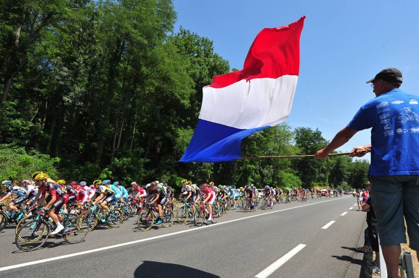 Tour de France ©A.S.O peloton & drapeau français