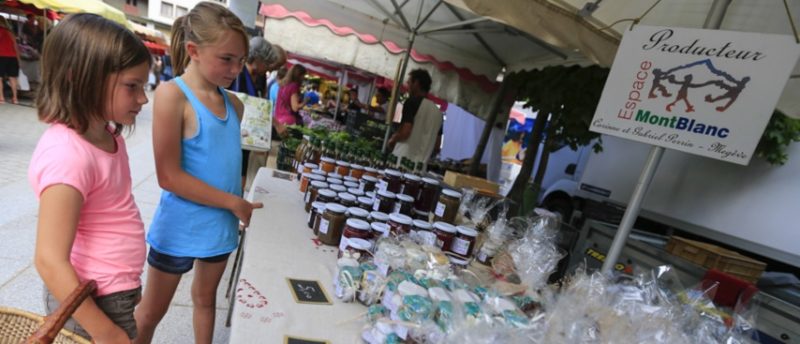 Chamonix market kids shopping 1336-otkids-458-854x367-credit m dalmasso