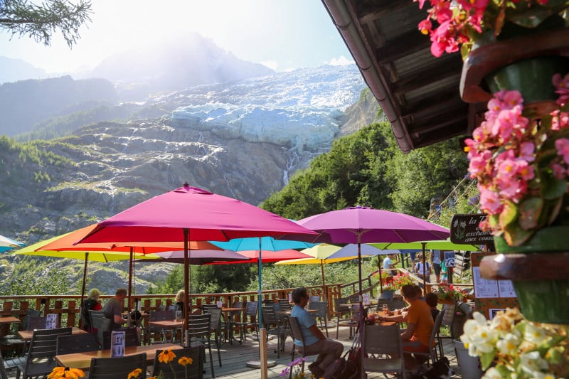 CHAMONIX. Canardée par des œufs à minuit